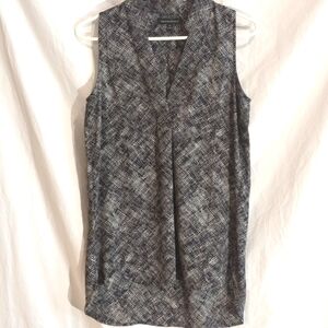 Banana Republic | Sleeveless Top V Neck Center Pleat Longer Back  Length | XS